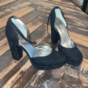 Worthington black platform chunky suede heels with strap